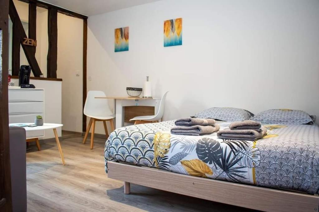 Studio Charmant Confortable Tv Centre Ville Louviers Eksteriør bilde