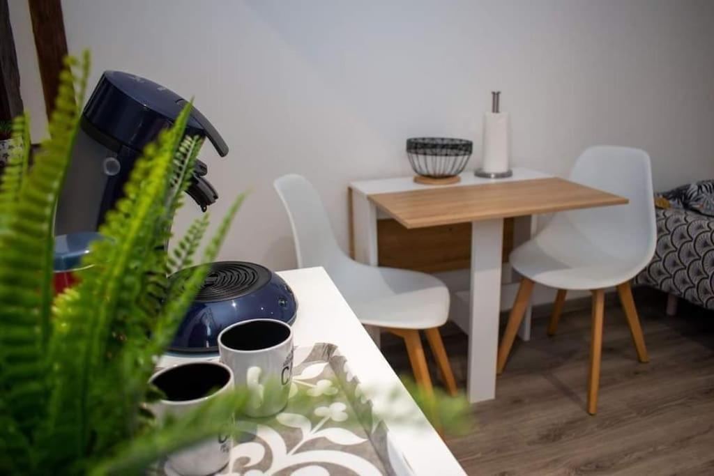 Studio Charmant Confortable Tv Centre Ville Louviers Eksteriør bilde